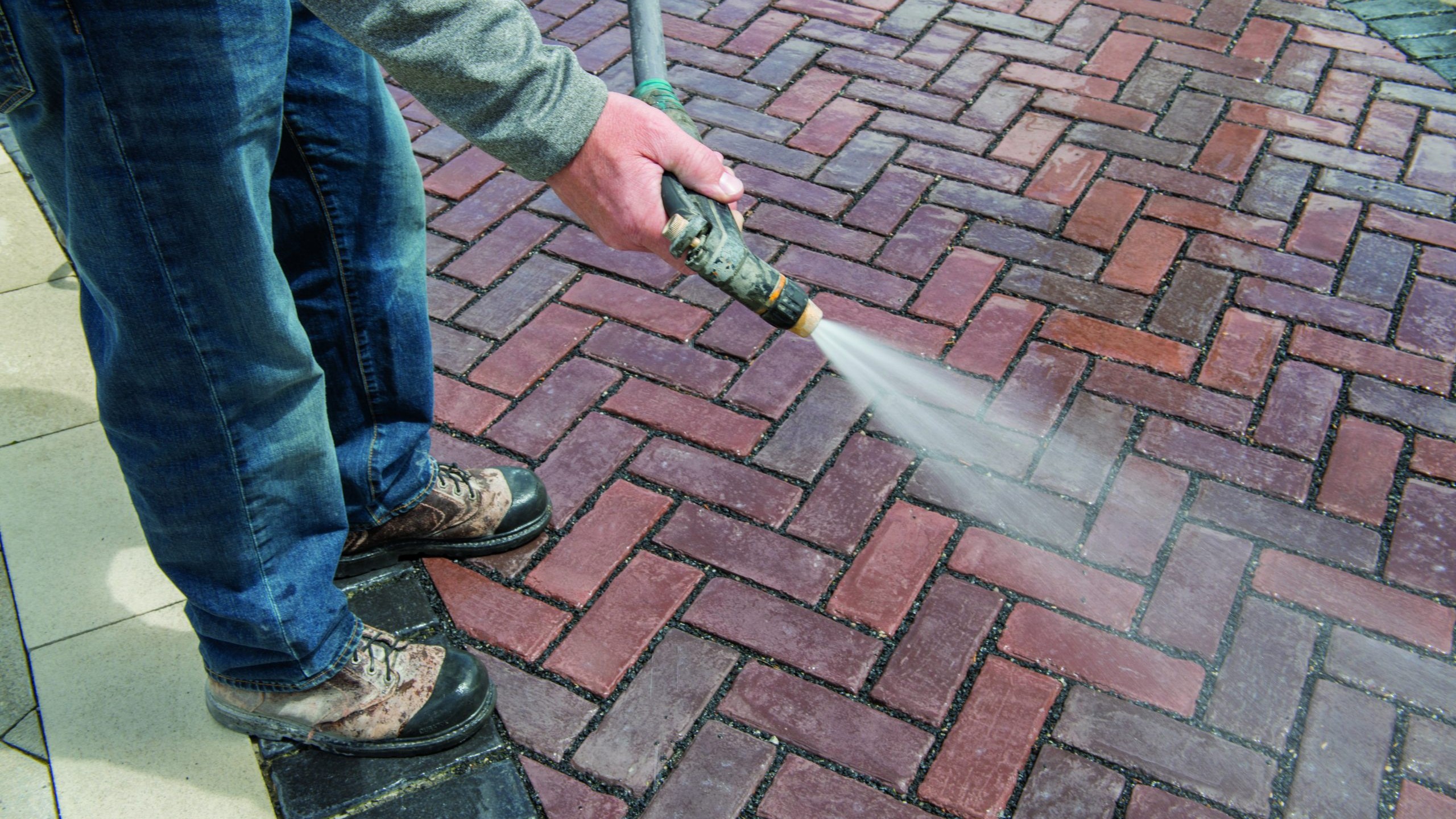 Hochdruckreinigung von Pflastersteinen